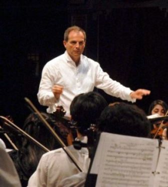 Federico Cortese, al frente de la Orquesta Sinfónica de Harvard-Ridcliffe.