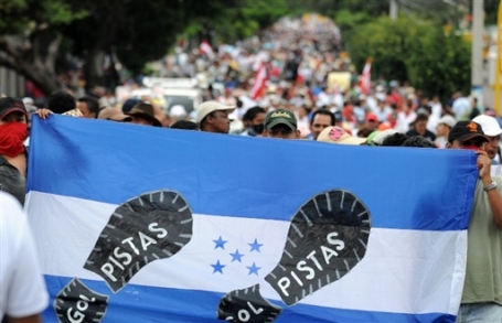 Miles se manifiestan contra el Golpe de Estado en Honduras