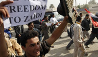 Multitudes exigen libertad de reportero iraquí Mountazer al Zaidi